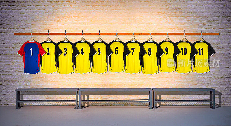 一排黄色-蓝色的足球衫3-5