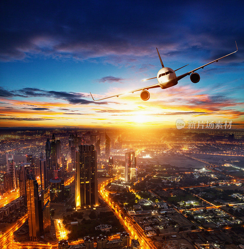 商业飞机在现代城市上空飞行
