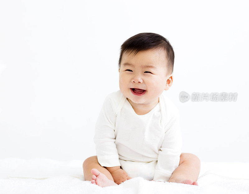 可爱的亚洲微笑男婴
