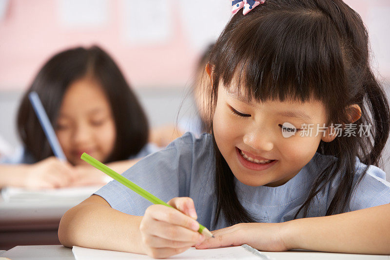 中国孩子在教室的课桌上工作