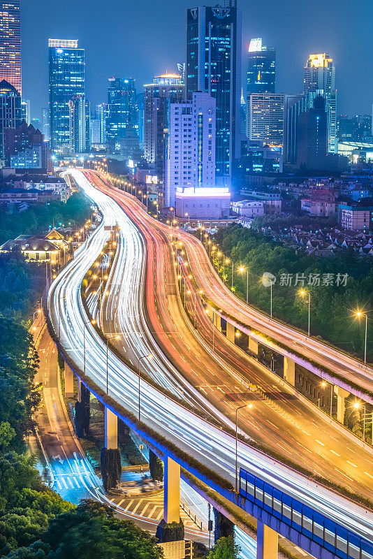 上海夜间道路上的交通