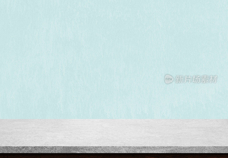 蓝色混凝土背景上的空石头桌面，用于展示或蒙太奇您的产品。
