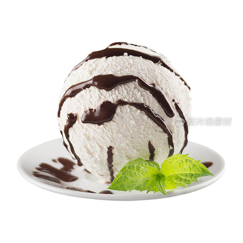 白色奶油冰淇淋勺与巧克力酱和新鲜的绿色薄荷在白色盘子孤立，特写。餐厅菜单模板。