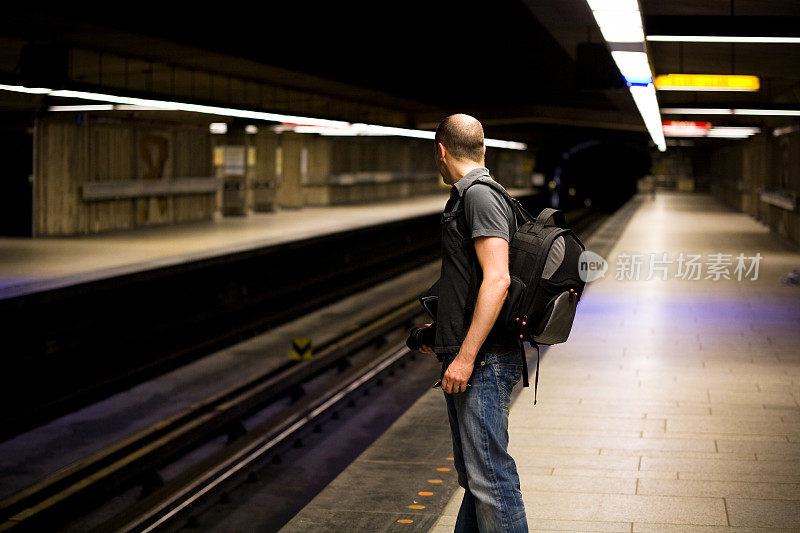 一名男子在等地铁