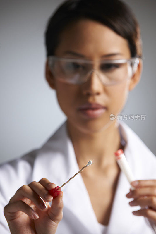 女科学家收集DNA样本拭子