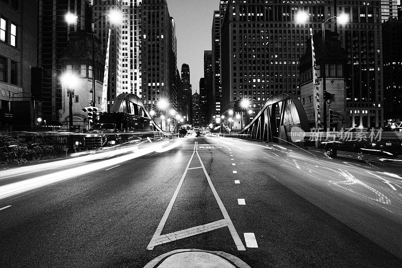 夜间交通。芝加哥。黑色和白色