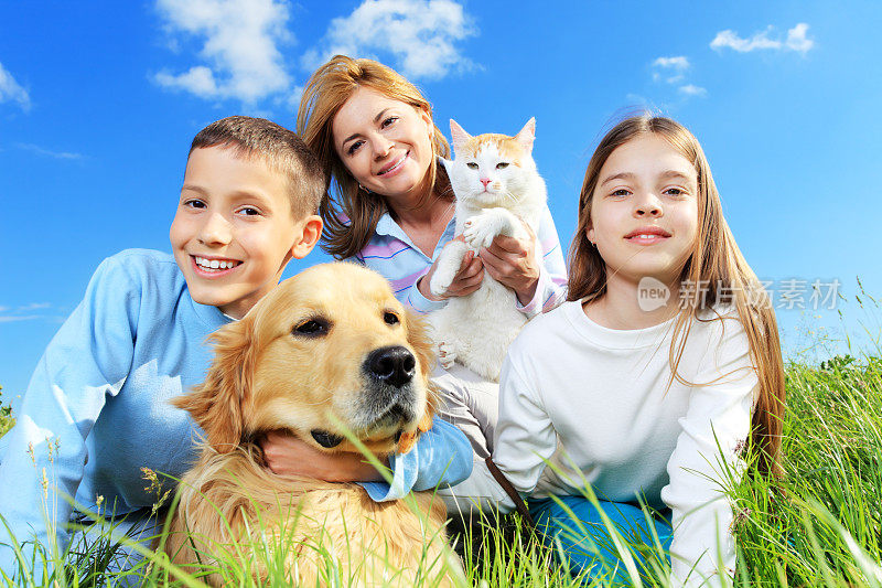 快乐的家庭带着宠物在户外看相机。