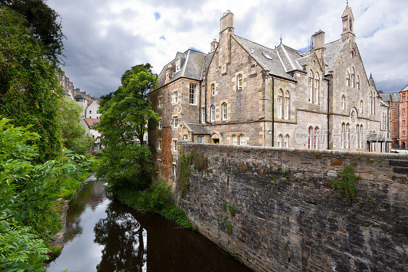 英国苏格兰爱丁堡历史建筑天际线。