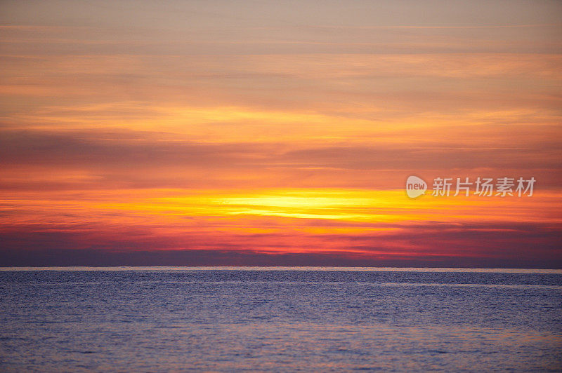 在海上日落