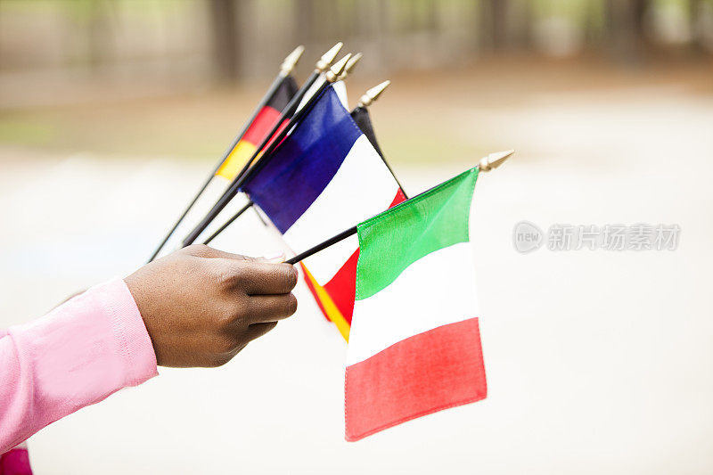 非洲裔妇女举着来自不同国家的旗帜。
