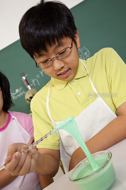 亚洲学生在化学实验室制作黏液。学校、教室、科学。