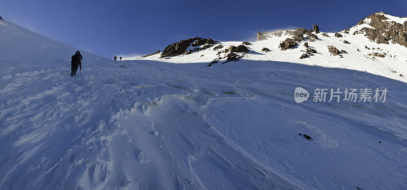 攀登雪峰白色荒野冒险高阿特拉斯图布卡尔摩洛哥