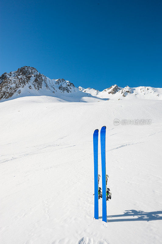 冬季高山景观与滑雪