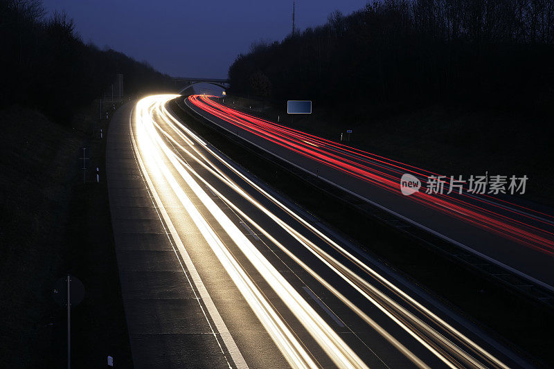 夜间高速公路灯光小道的高角度观察