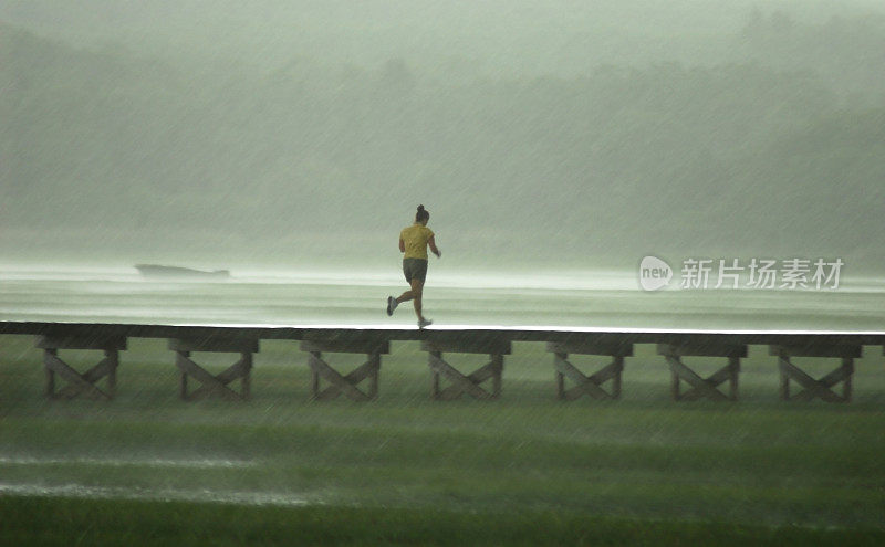 在暴风雨中奔跑，三明治