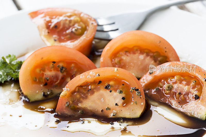 番茄配香醋和橄榄油
