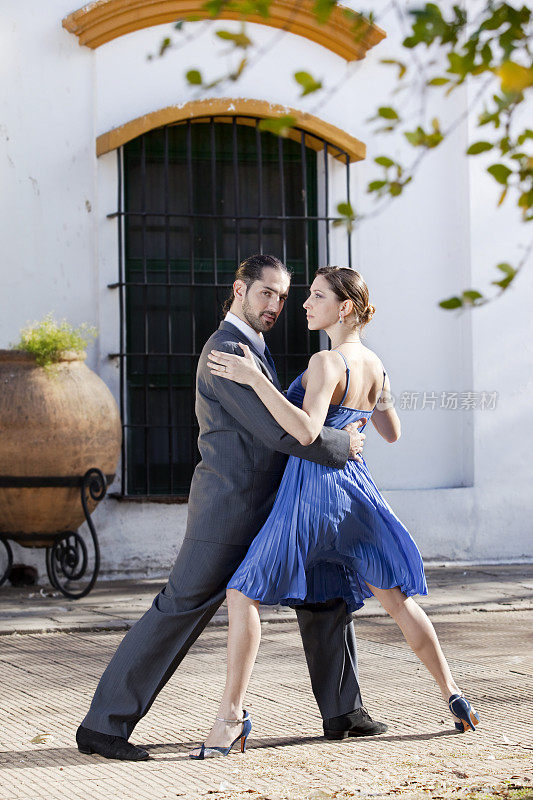 阿根廷夫妇在布宜诺斯艾利斯跳探戈