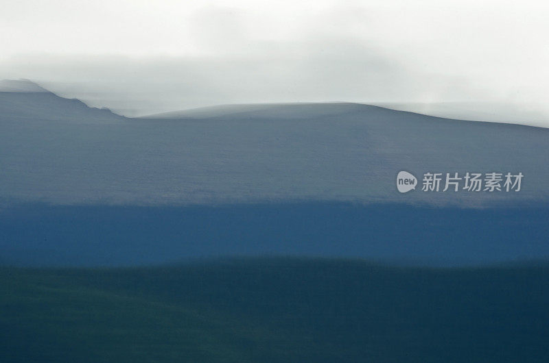 模糊的山地景观