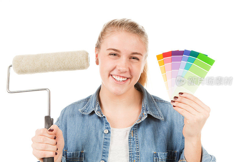 快乐少年房屋油漆工与颜色样本和油漆滚筒