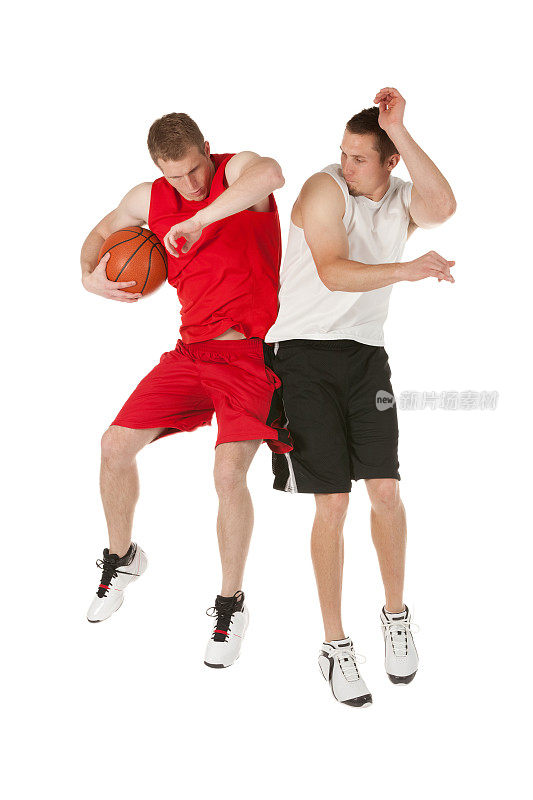 两个篮球运动员跳起来庆祝。
