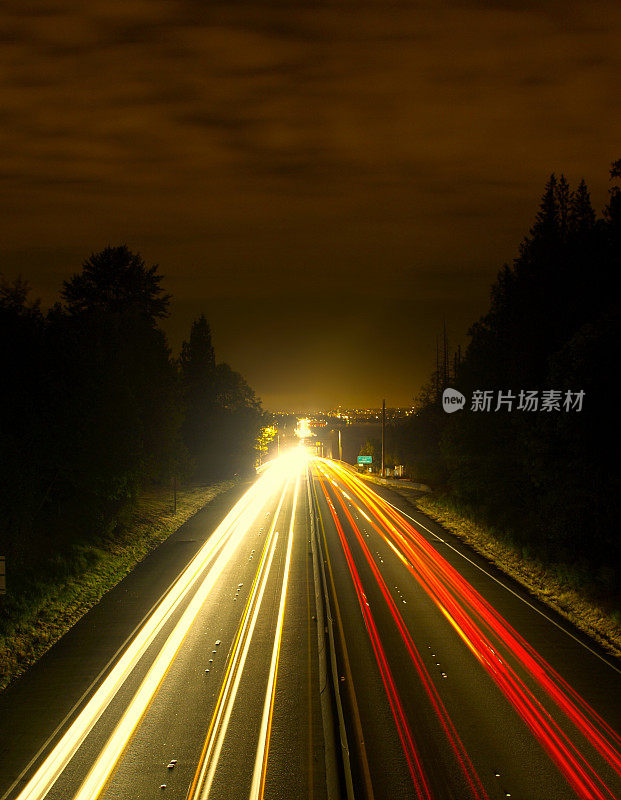 晚上高速公路