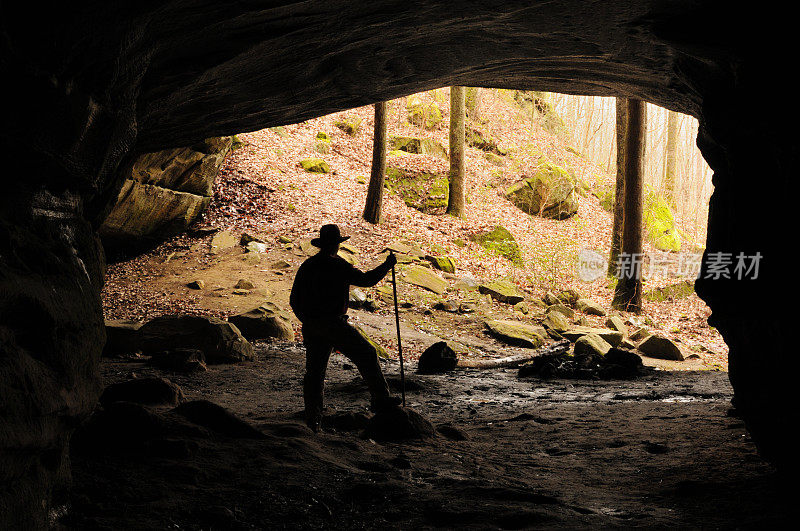 一个徒步旅行者在山洞里剪影