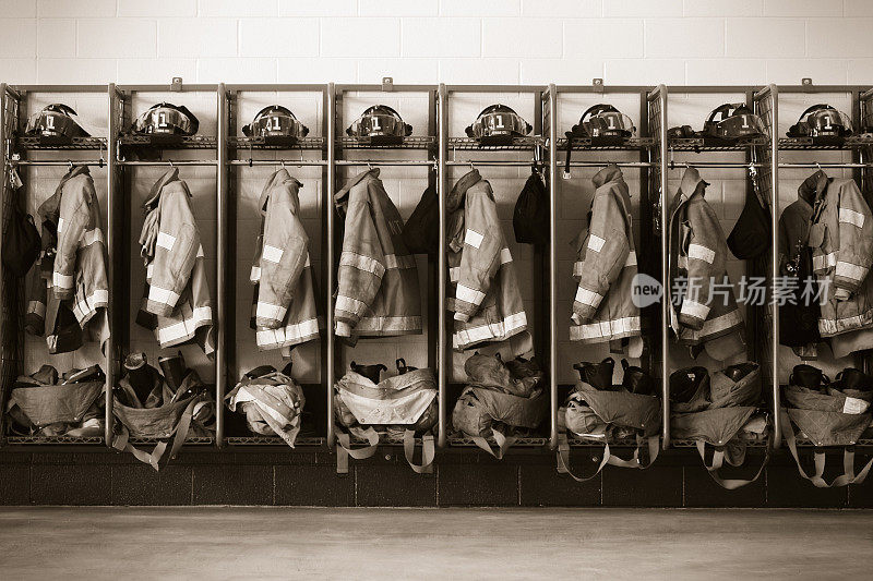消防站的储物柜里装满了消防员的装备