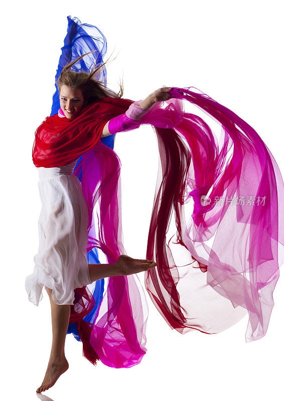 舞者在白色背景和彩色织物上跳跃