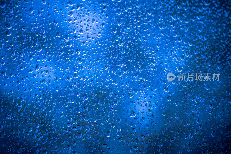 雨打玻璃