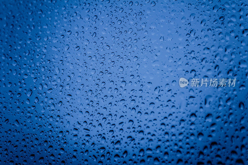 冰冷的十一月的雨