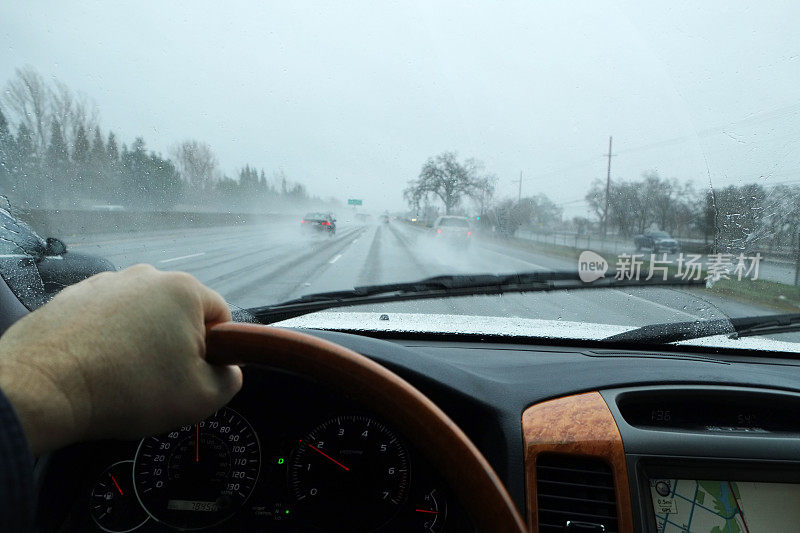 暴风雨中的高速公路