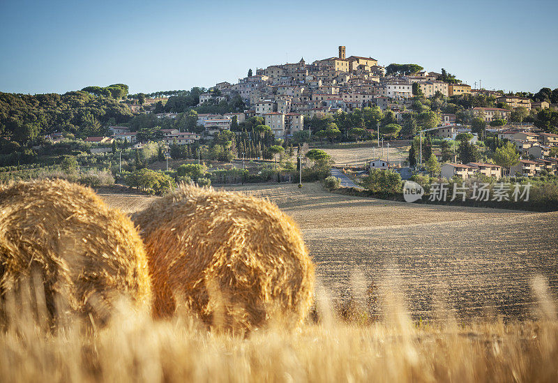 意大利托斯卡纳的干草和中世纪村庄