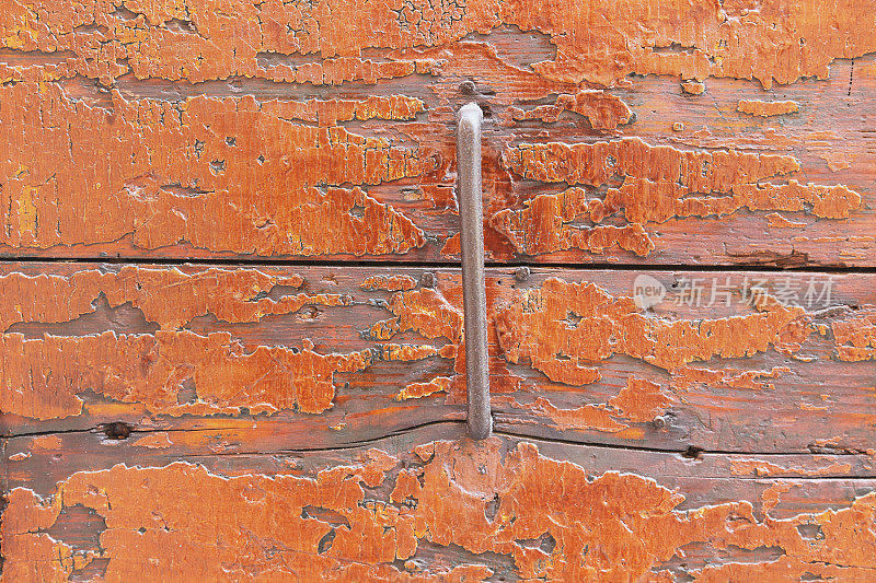 克罗地亚扎达尔市风化的历史悠久的木门关闭了