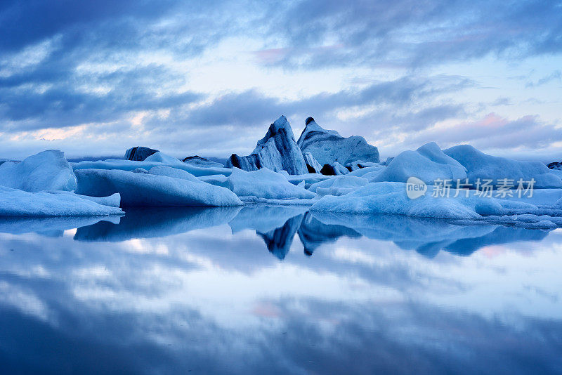 冰岛Jokulsarlon泻湖的蓝色暮色景观