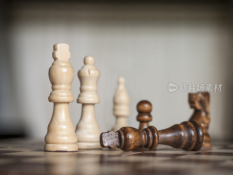 黑王投降的木制象棋人物