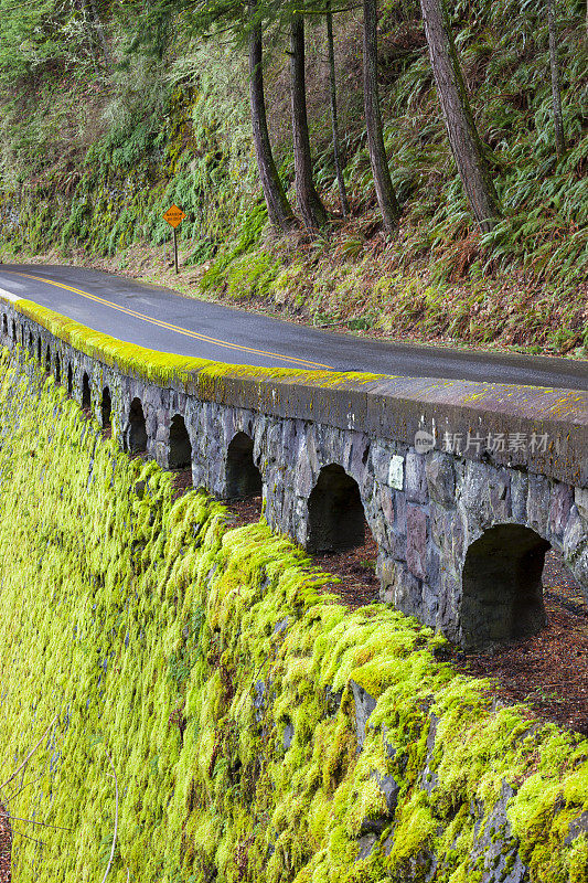 历史悠久的哥伦比亚河峡谷高速公路。