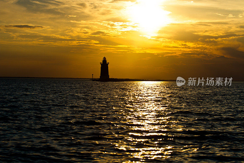 海滩附近海面上的日落