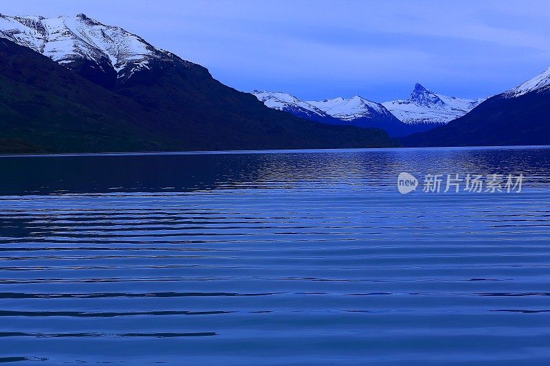 阿根廷湖夜晚梦幻般的风景，白雪皑皑的山脉，巴塔哥尼亚