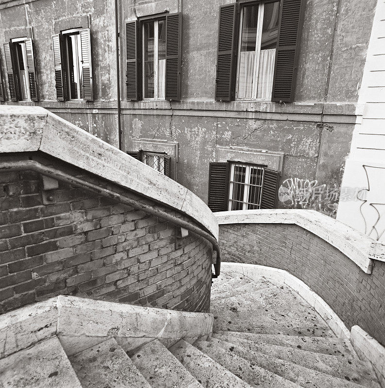 罗马的街景，有螺旋楼梯