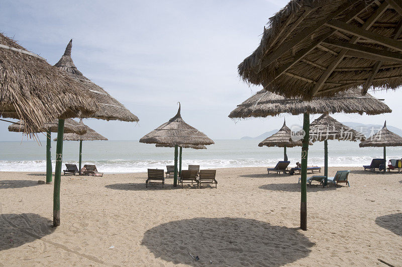 热带海滩上的阳伞