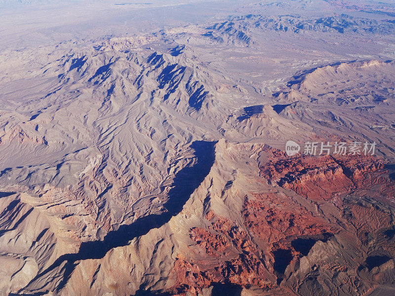 内华达沙漠山地景观鸟瞰图，红石
