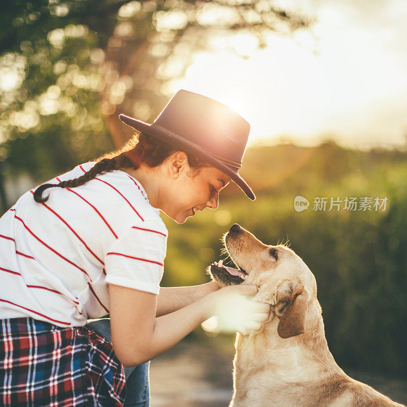 和她的狗一起欣赏日落