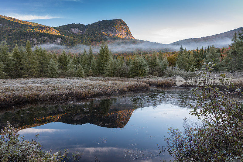 秋季景观反射湖，魁北克，加拿大
