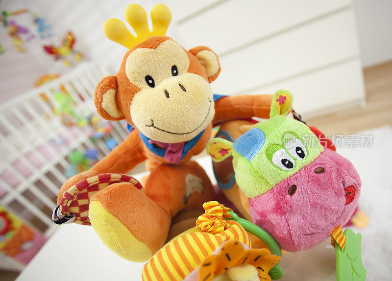 毛绒猴子和河马，色彩斑斓的婴儿玩具在托儿所