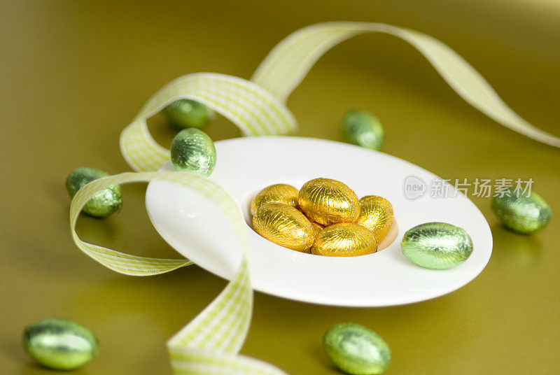 复活节彩蛋放在一个白色的碗里