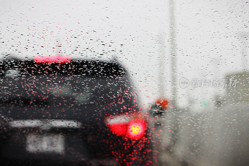 雨天高速公路上的交通堵塞