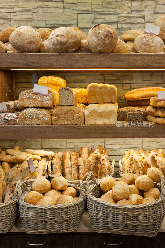 不同种类的面包放在架子上或柳条篮子里
