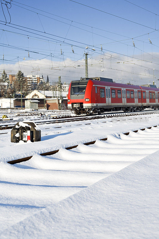 信号箱和到达德国郊区的火车-冬天的早晨