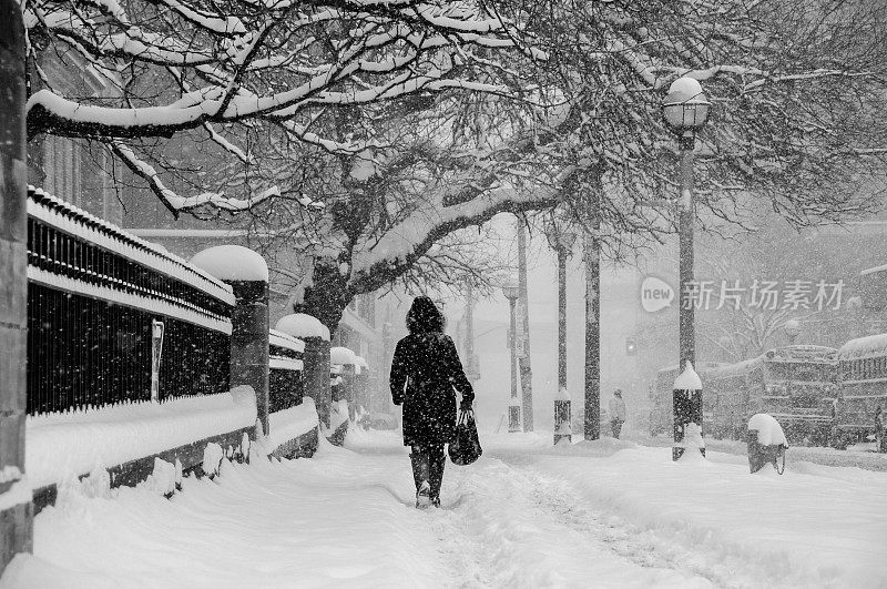在雪地里走在街上