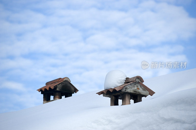 雪中的烟囱